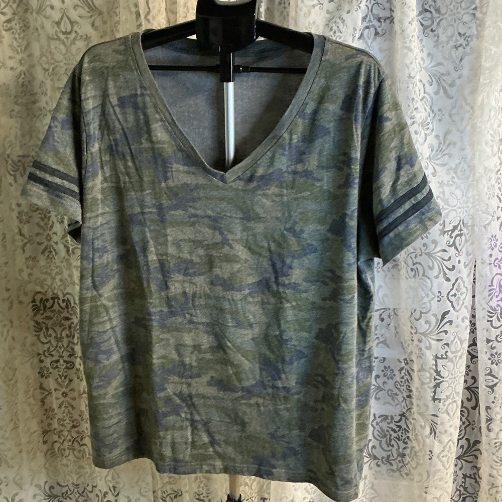 ❤️ LAT Women's Olive Camo V-Neck Short Sleeve Tee with Stripe Sleeve Detail